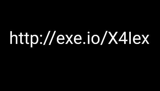 Büyük memeli kızıl saçlı kız göğüslerini teşhir ediyor