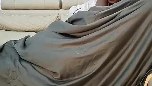 Dünya kupasını izlerken orgazm olana kadar sikişiyor.