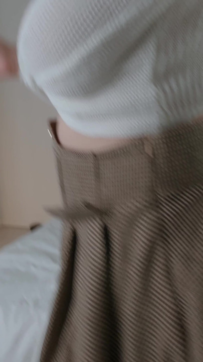 Güzel orta yaşlı seksi kadın büyük göğüslerini kamerada gösteriyor