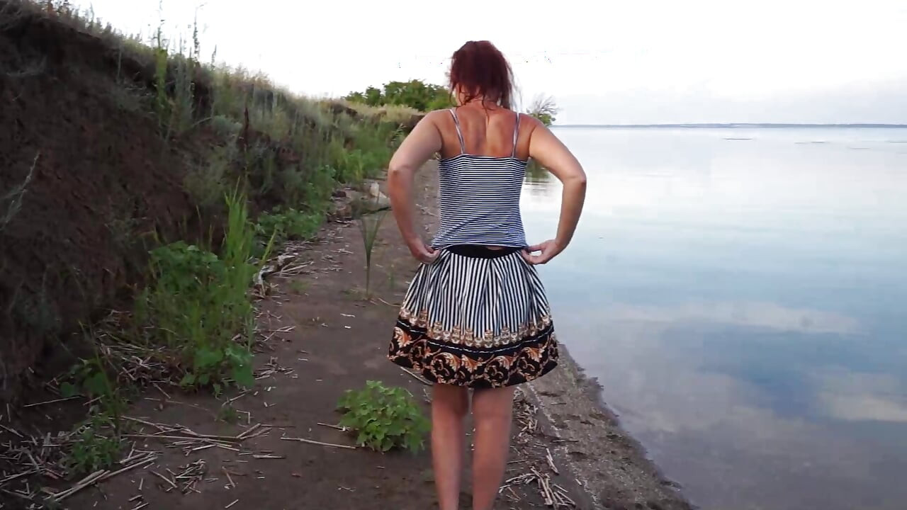 Volga-river plajında soyunuyor