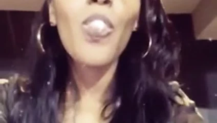 Şirin kız şirin selfieler yapıyor 2.mp4