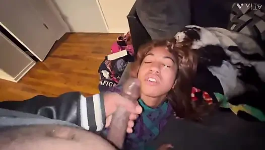 Onu hentai porno lol izlerken yakaladım, bu yüzden Noel sikişinde mastürbasyon yapmak için götümü kullanmasına izin verdim