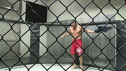 Sarışın sürtük büyük bir yarak için bacaklarını genişletiyor