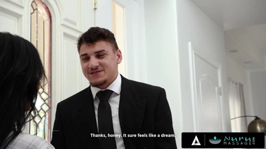 Nuru masajı - büyük memeli seksi dövmeli kız Danae Mari'nin en iyi nuru masajı