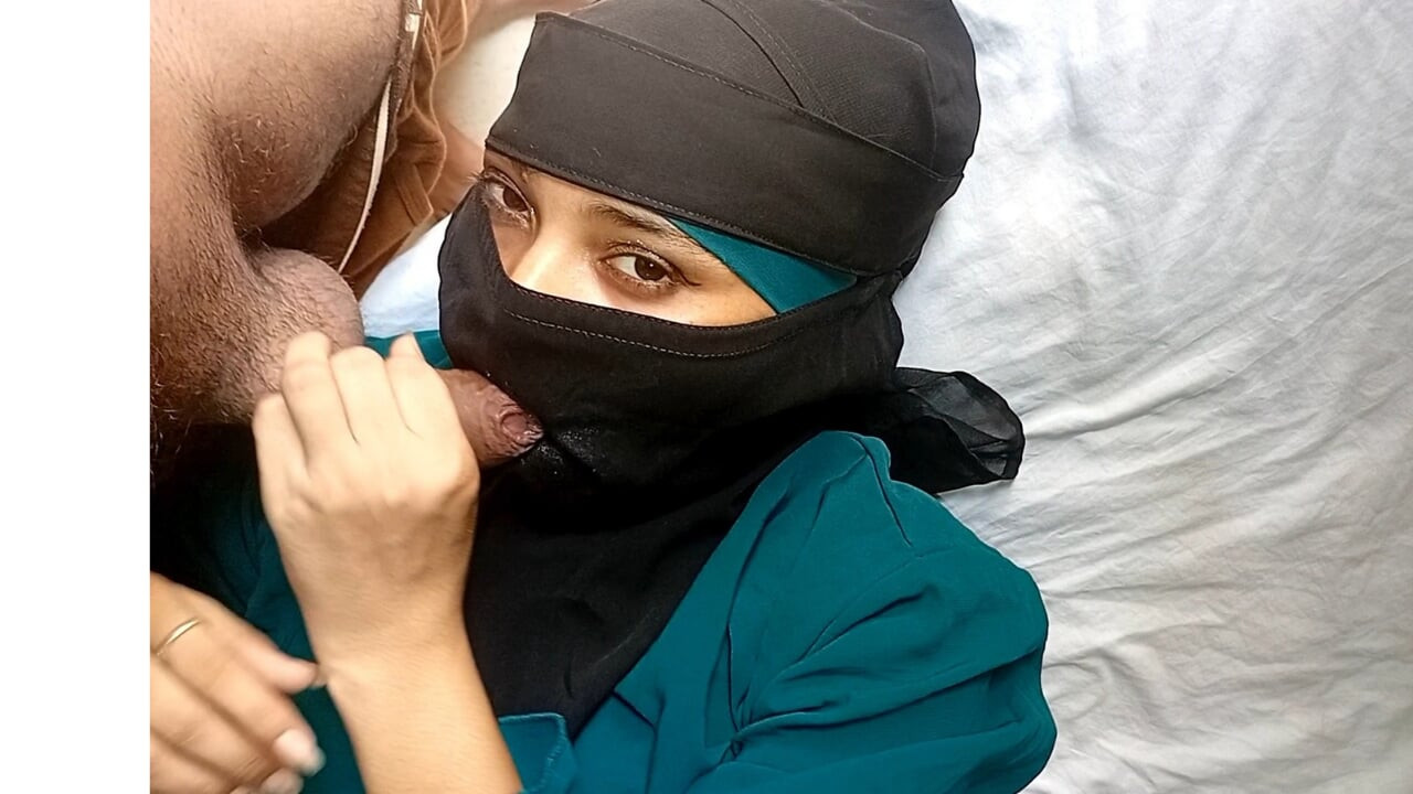 Güzel Müslüman kız sakso çekmeyi seviyor