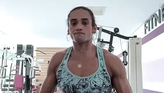 Zenci orta yaşlı seksi kadın sert götü esnedikten sonra titriyor