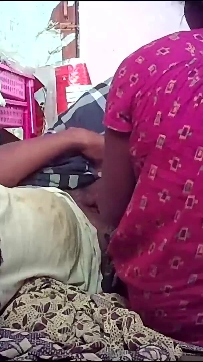 Ключевой момент из "Горячий романтический поцелуй индийской деревенской жены"