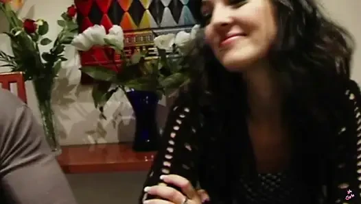 Seks dükkanındaki kızla ateşli üçlü seks.