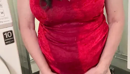 Kadın kılıklı kadın yüzüne ve ağzına işiyor ve sonunda her yerine sidik döküyor