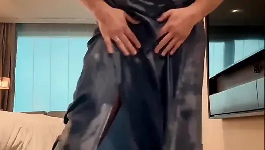 Some Watersports'un tadını çıkarıyor