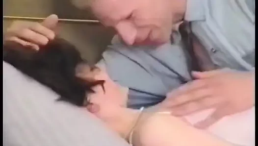 Muhteşem tatlı kız ağzını ve amını büyük bir yarakla doldurmayı seviyor