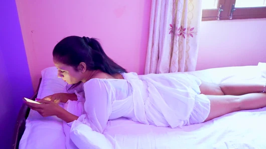 Hizmetçi sahibesini masaj yaparken desi tarzında sikiyor