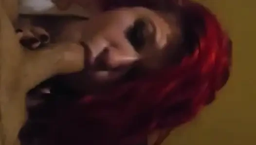 Tombul orta yaşlı seksi kadın şişman bir yarağı emiyor ve her yerine salya akıtıyor