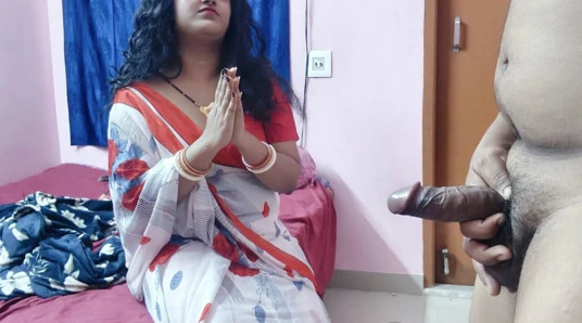 Hintli desi orta yaşlı seksi kadın üvey oğlu tarafından sıkı göt deliğinden sikiliyor