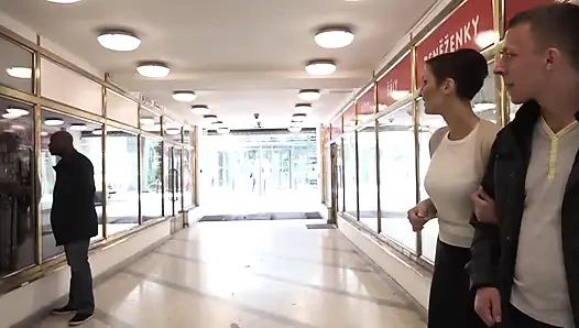 Koyu saçlı dövmeli bebek kocası izlerken büyük bir siyah yarağı götüne alıyor