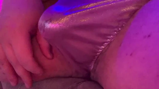 Küçük pembe saten tanga külotlu mastürbasyon ve boşalma