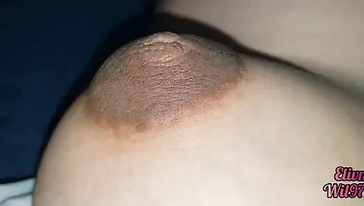 Üvey kızımı siktiğimde amının çok sevimli olduğunu görüyorum