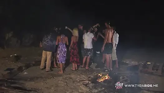 Sarışın orta yaşlı seksi kadın yoğun bir şekilde plajda ve yatak odasında sert biniyor