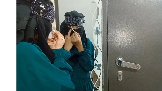 Güzel gözlü Müslüman kız aynanın önünde sikiliyor