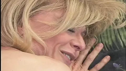 Büyükanne onun içinde damadın horoz hissetmek istiyor