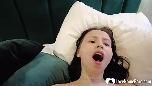 Büyük züppe koyar onun çük içinde bir tatlı