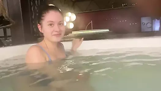 Bir yabancıyı baştan çıkardı ve onu halka açık saunada sakso çekmeye ikna etti