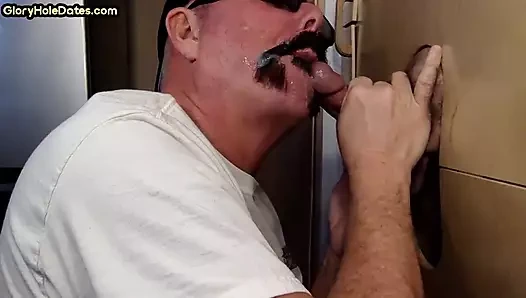 Seks deliği sakso dilf açgözlü ağzına taze döl alıyor