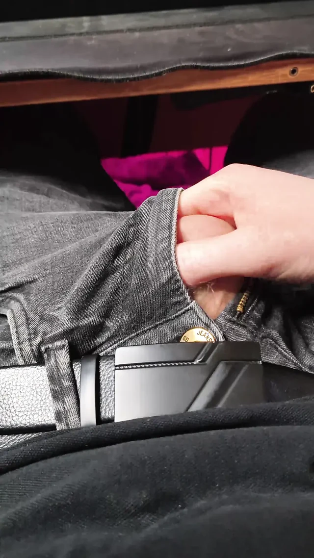 Orta yaşlı seksi kadın videoları için kıllı bir yarağı sıvazlıyor