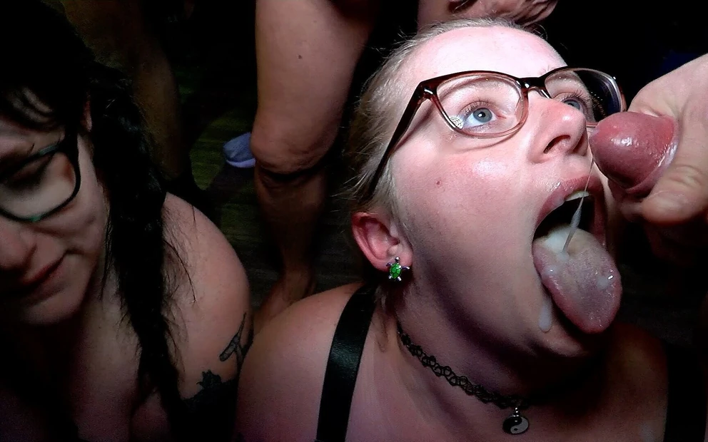 Комната с грязными шлюхами