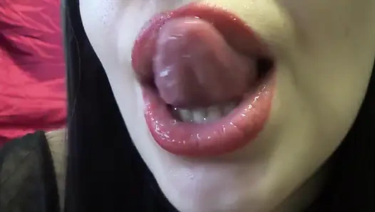 Dil ve tükürme oyunu ile çok alay ediyor