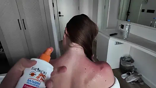 Sevimli bir komşu sırtımı kremle sürmeme yardım etti ve bunun için vücudumu aldı