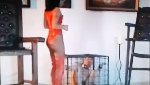 metresi içinde kırmızı seksi giysiler