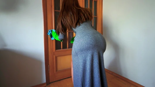 Zinde üvey anne temizlik yaparken üvey oğlunu yarakla yakaladı. Ona yardım edecek mi?