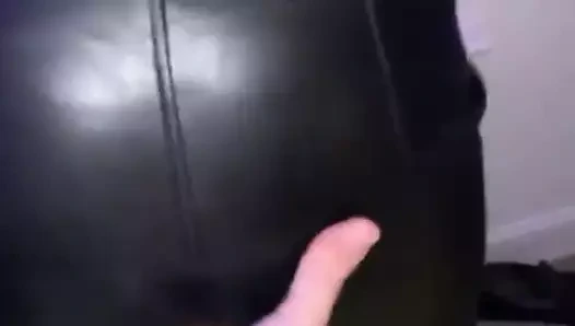 Kocam ellerini deri pantolonumdan çekemiyor!