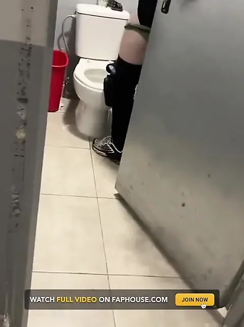 Паренек открывает и застукает его друга, писающего