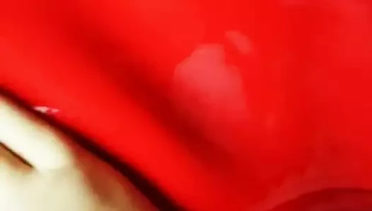 Johanna kırmızı lastikle oynuyor