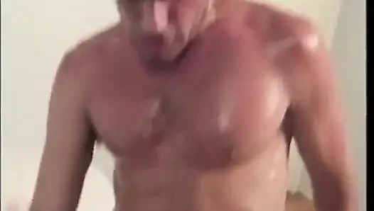Dev memeli çarpıcı zenci kadın biraz krem için siyah yarağa biniyor