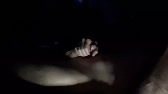 Büyük beyaz yarağımı karımın yanında okşuyor