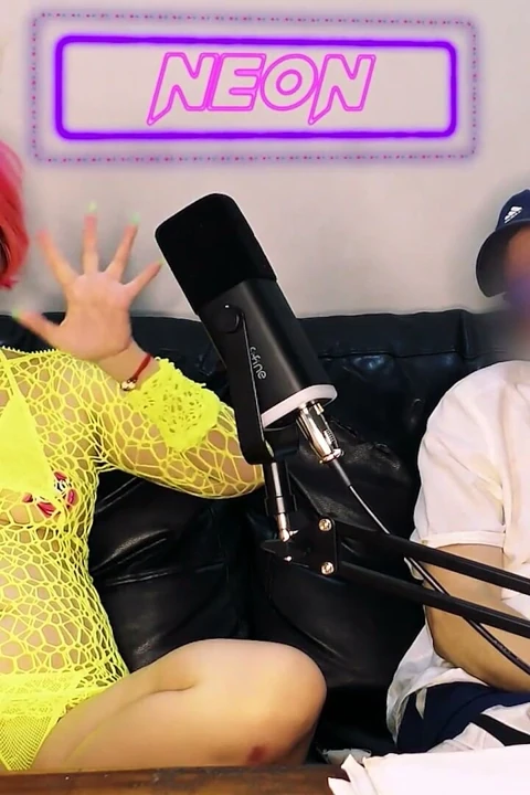 Seks Sırları Hakkında 15 Dakikalık Podcast Röportajı, Sonra Sunucular Konuğu Sikiyor