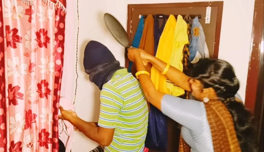 Hintli seks. Güzel sari ev hanımı amını sikiyor. Telugu edepsizce konuşuyor.