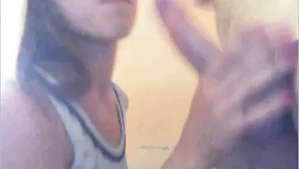 Esmer sürtük yarak emicinin yüzüne boşalıyor