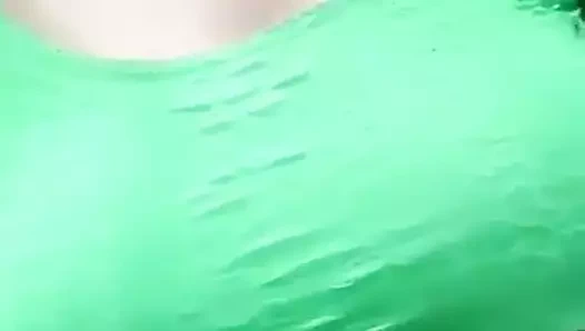 Desi göğüsler oyun ve alay