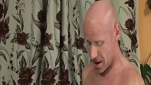 Sıska Alman kaltak ateşli bir sikiş sonrası yüzüne boşalıyor