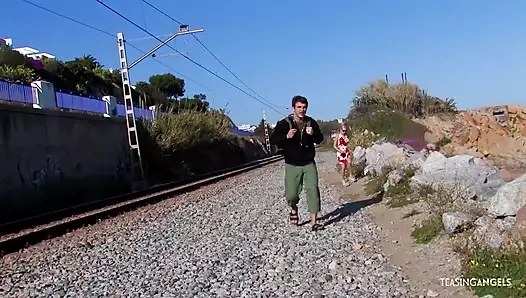 Sahilde güzel bir gölge bulmak, sarışını denemeye heveslendirdi.