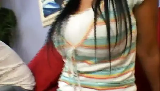 Latina mit grossen Titten und enger Moese im parkhaus abgeschleppt