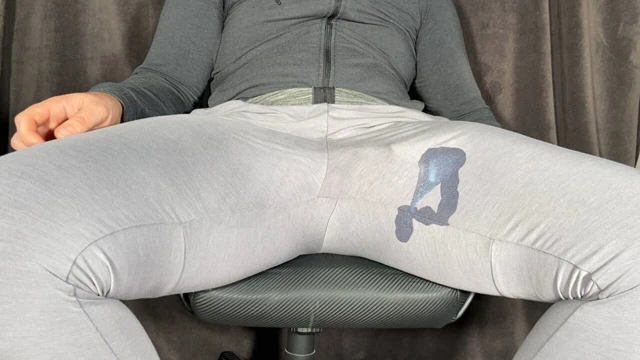 Gri eşofmanlı eller serbest döl