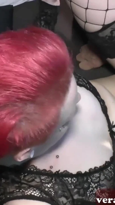 Сногсшибательный момент от "Рыжая сучка с короткими волосами в немецком гэнгбэнг-оргии с кримпаем"