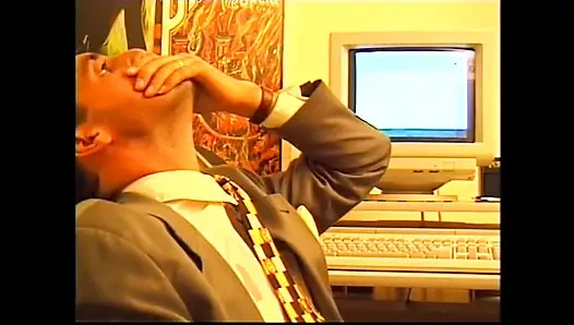 Kızgınlık dönemindeki iki lezbiyen için sert strapon sikiş