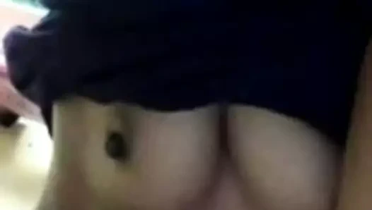 Varlıklarını gösteren seksi çirkin kadın