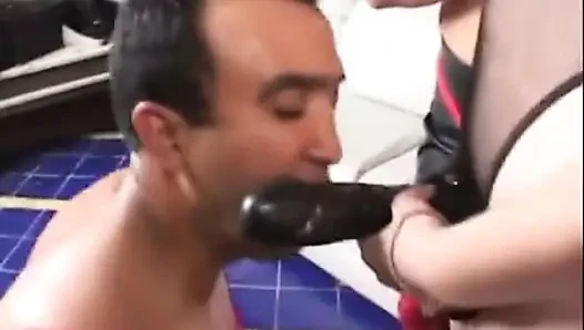 Travesti adam iki ateşli kız tarafından cezalandırılıyor
